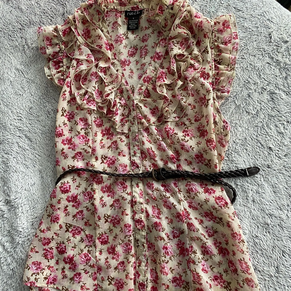 Very cute sheer Rue21 blouse size L 🌺